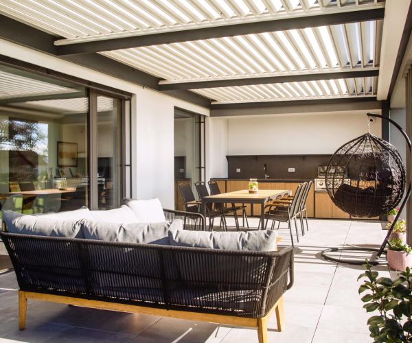  Bioklimatska pergola z lamelami na terasi, idealna za sprostitev in uživanje na prostem, ne glede na vreme.