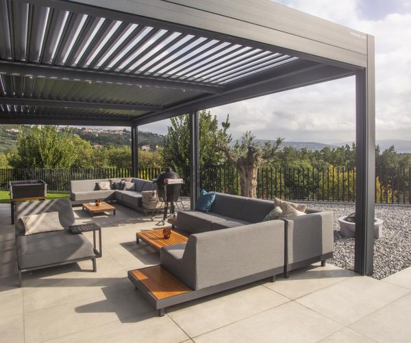 Vrtna terasa s bioklimatsko pergolo Misteral, ki zagotavlja senco in zaščito pred vremenskimi vplivi, hkrati pa dopolnjuje estetiko vrta.