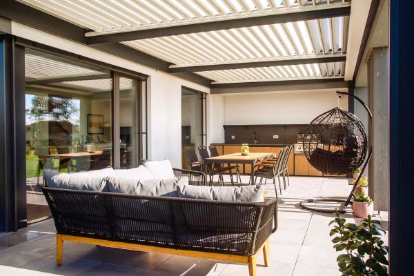 Moderna pergola Misteral z avtomatskimi lamelami za prilagoditev svetlobe in sence