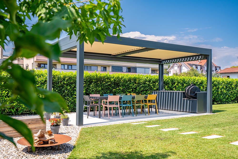 Bioklimatska pergola Misteral na terasi v antracit barvi, idealna za sodobne zunanje prostore.