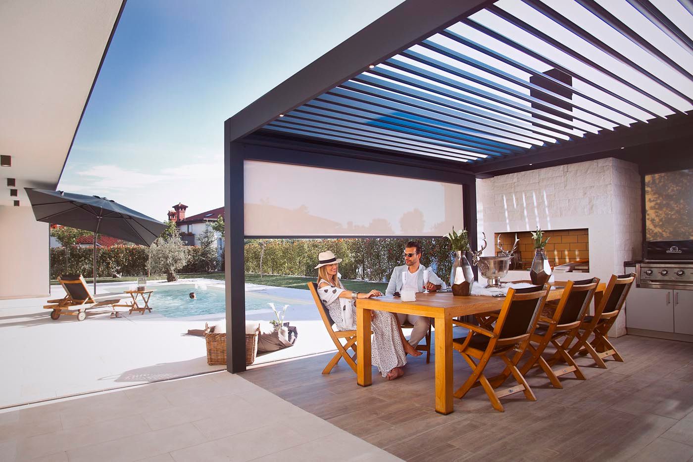 Bioklimatska pergola Misteral z senčili za popolno senčenje in udobje na prostem. Bioklimatska pergola Misteral z dodatnimi senčili, ki omogočajo popolno prilagodljivost in zaščito pred soncem.
